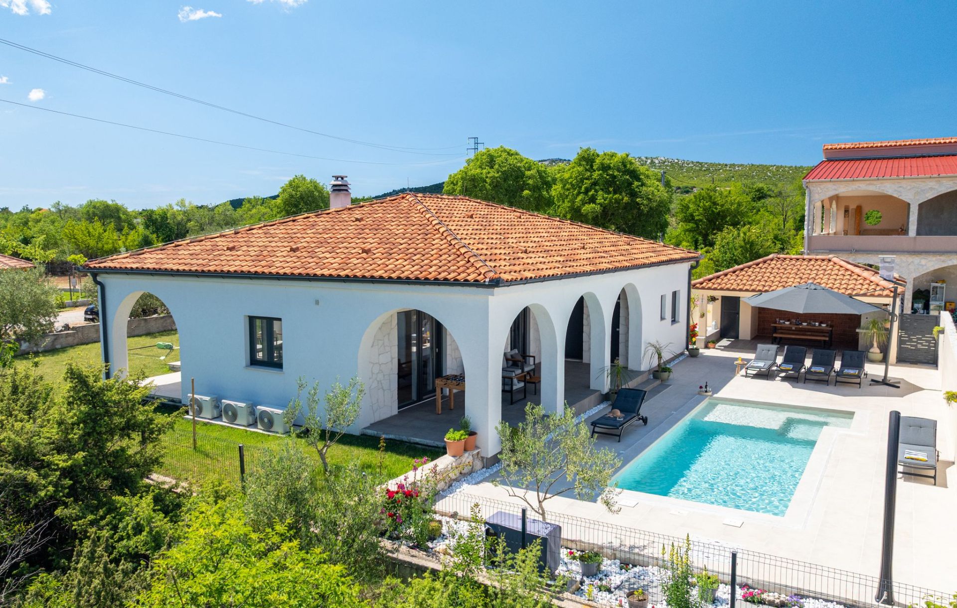 Vila Olivarum s bazenom i mediteranskim lukovima